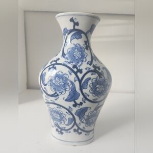 Late 20th Century Chinoiserie Chinese Blue & White Floral and Leaf Vase